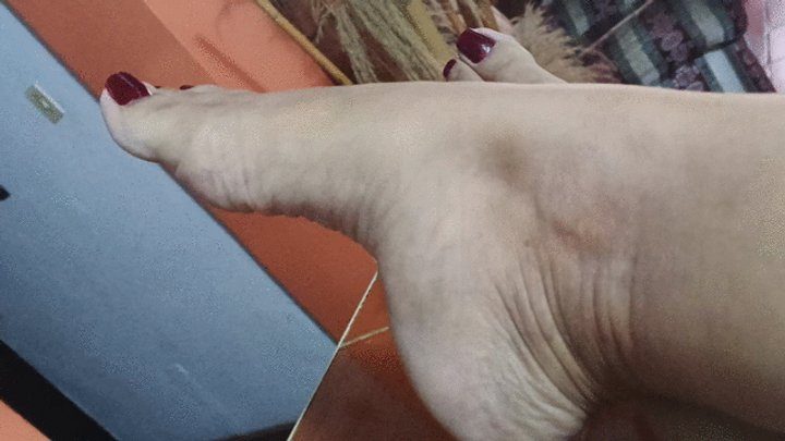 Goddess Foot Fetish - Very nice pronounced arches on the feet of the goddess Roxan (3)