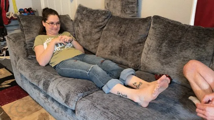 Thesolemates - Tickling Eleanor’s bare feet (1080)