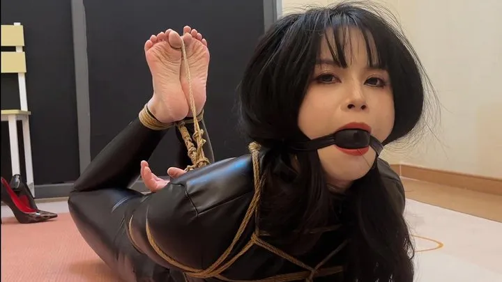 Bingyue - Wear high heels, leather clothes and trousers to play binding