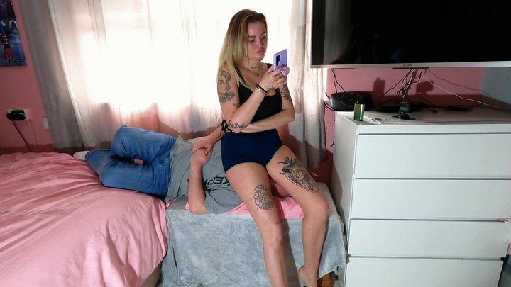 Amy Squirrel - Face Sitting On The Bedding Box In Nike Pro Shorts