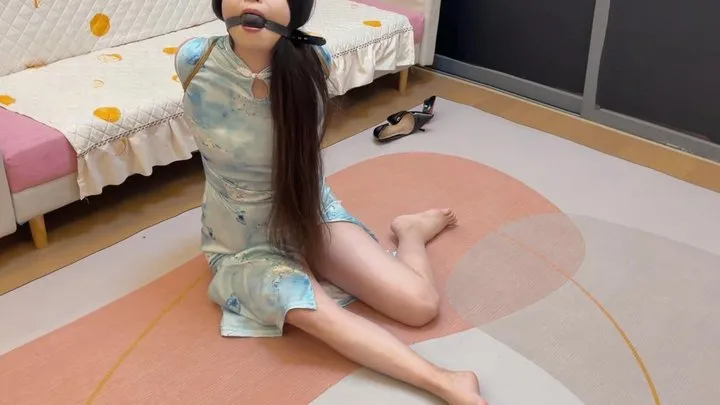 Bingyue - Wearing blue cheongsam, playing European straight buttocks and binding with five flowers