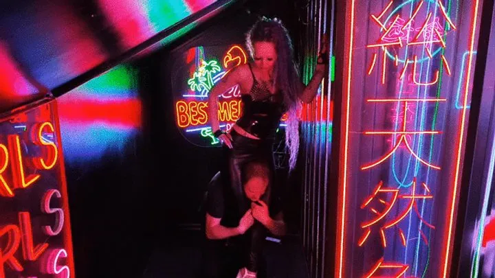The Wrestling Amazons - Standing headscissors in neon light