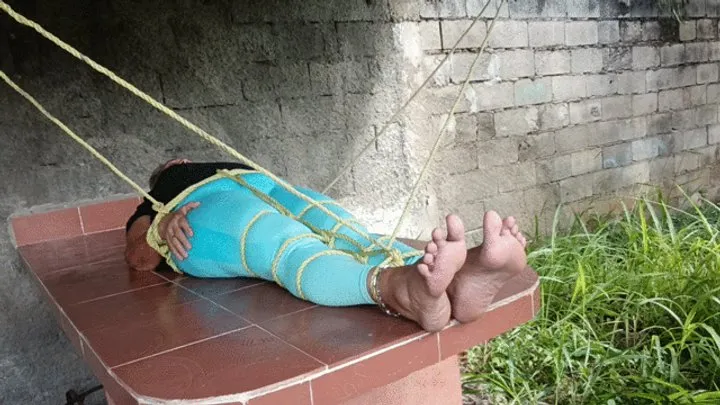 Goddess Foot Fetish - How much it tickles the mature woman when she is tied up with a lot of rope (1)