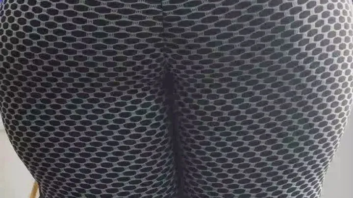 Latinamanyfetish - My farts in leggings this ass so big and round farting so tight and wet