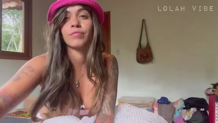 Lola Mello - farts vs bubble wrap