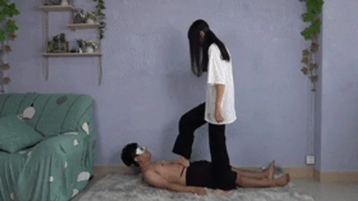 Asian Feet Goddess Worship - Shanshan, the goddess, trampled and humiliated the boss with her dirty feet and stinky socks!