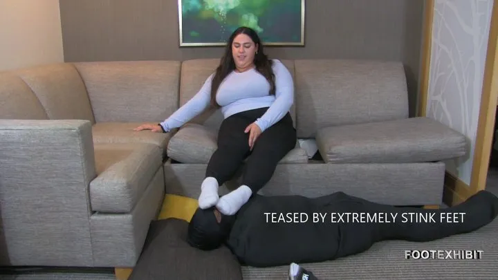 Foot Exhibit - Teased by Goddess Glo's extremely stinky feet MP4
