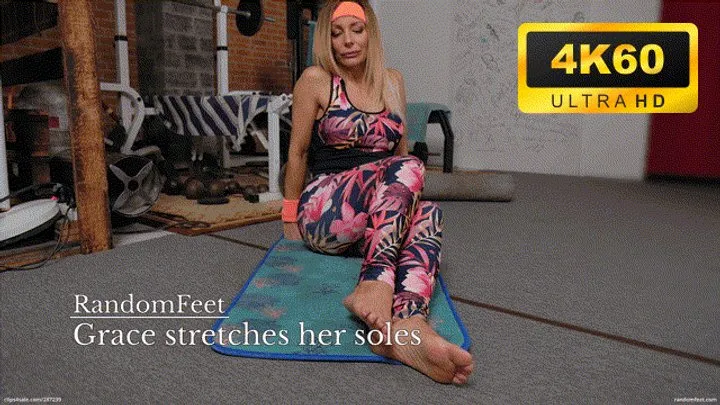 Randomfeet - Grace stretches her soles