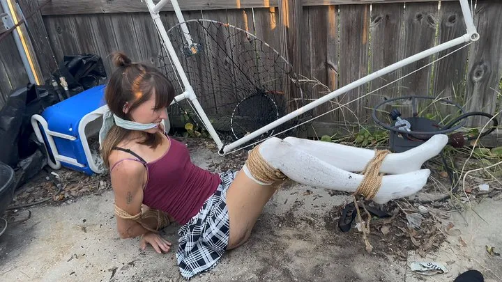 Zura Moonleaf - (1080p!) Zura’s Sunset Struggle – Tied Schoolgirl in Shed & Tub (1080p version)