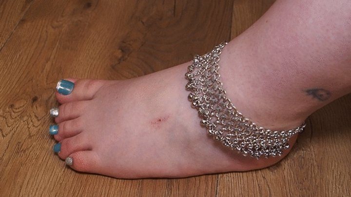 Anastasia Gree Clip Store - #4 The left foot is ready for kissing