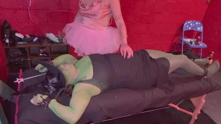 Starrandjewel'sdungeonofdominance - Glinda tickles the Wicked Witch
