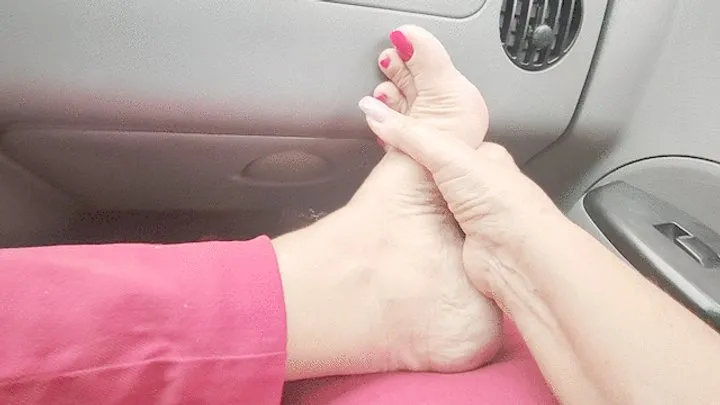 Foot Fetish Paradise - Diana Senior Barefoot Jerkoff game in her car