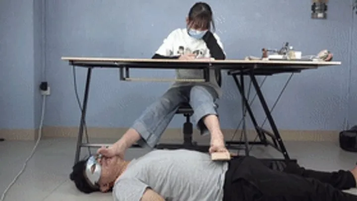 Asian Feet Goddess Worship - Xiaoxian, the goddess, steps on the teacher's feet with her beautiful feet in flip-flops, stepping on his dick!
