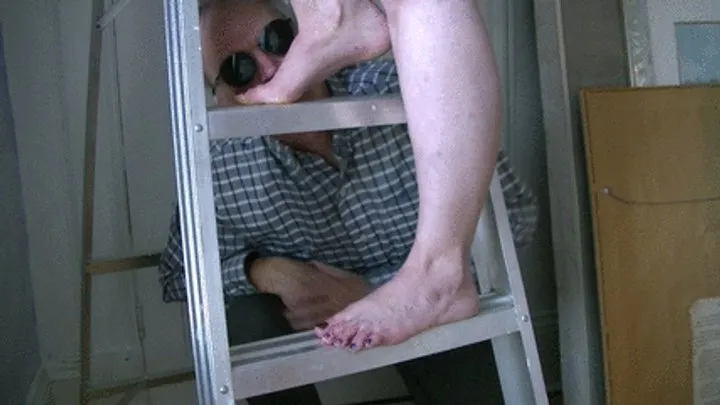 Foot Predator - Roxie is painting (mp4)