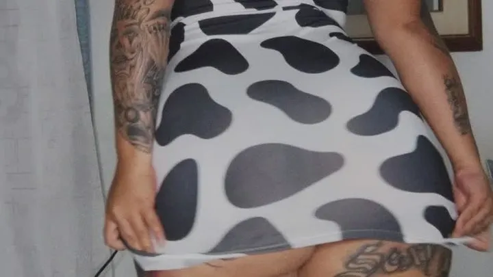 Latinamanyfetish - Enjoy this twerk and lots of farts with my sexy dress and my new look with glasses my farts come out so vibrant