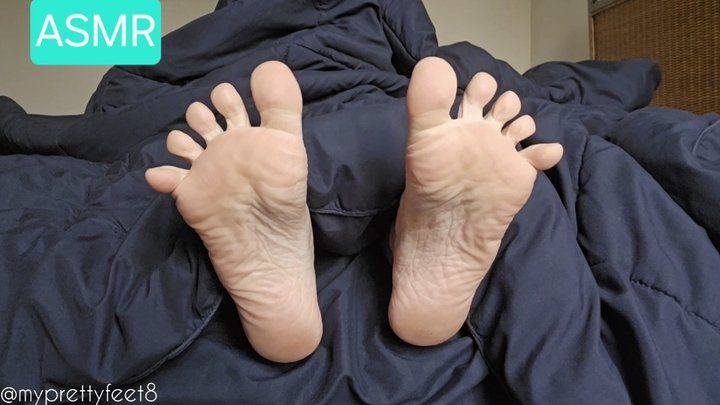 My Pretty Feet Store - Toe Flicking and Flailing Under Blanket