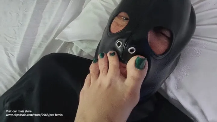 Female Domination - MANUELA ALBERTINI ORDERS MALE SLAVE WORSHIP HER FEET AND RUBS HIS TONGUE BETWEEN HER TOES