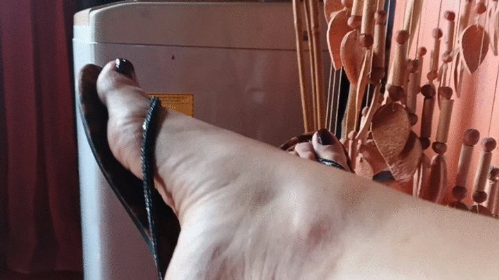 Goddess Foot Fetish - Here are some beautiful pronounced bows on beautiful flip-flops for adornment (3)