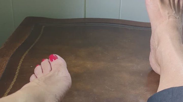 My Store 388843 - Shiny polished toe nails