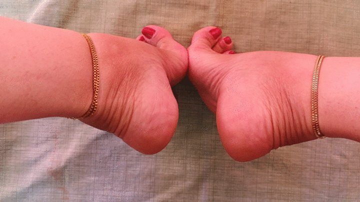 Goddess Foot Fetish - Pronounced bows on the feet of a beautiful lady (7)