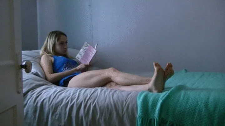 Foot Predator - Angie is reading (HD)