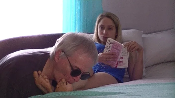 Foot Predator - Angie is reading (mp4)