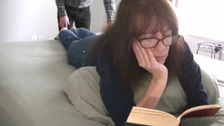 Foot Predator - Viviane is reading (HD)