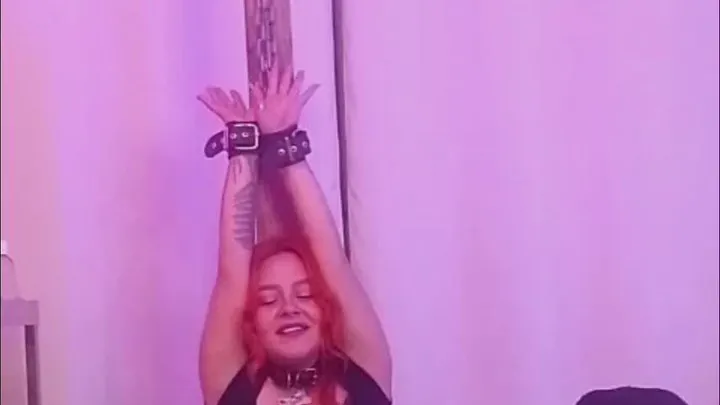 Bunny Isabella - Una chica me hace Cosquillas mientras estoy atada en un aparato muy restrictivo (colaboración)