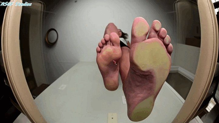 Amateur Soles Giantess And Footjobs - Macy barefoot crush - MP4