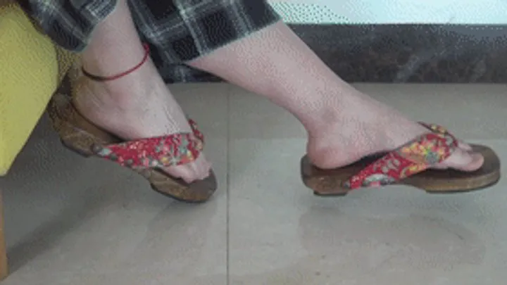Asian Feet Goddess Worship - Qianqian Goddess's beautiful feet seduce you, playing with her feet to seduce you!