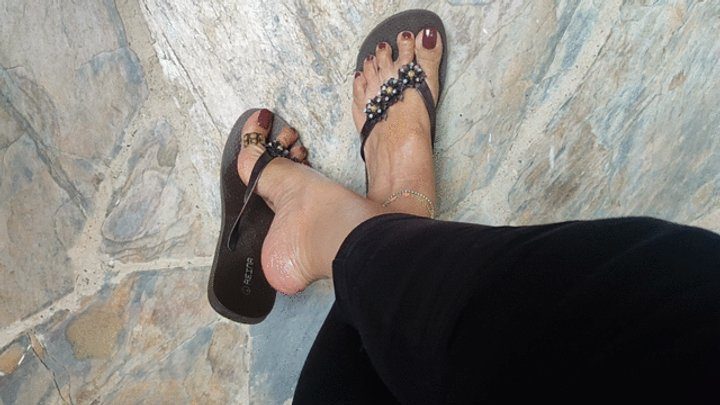 Goddess Foot Fetish - Pronounced bows with flip-flops and feet of a goddess (2)