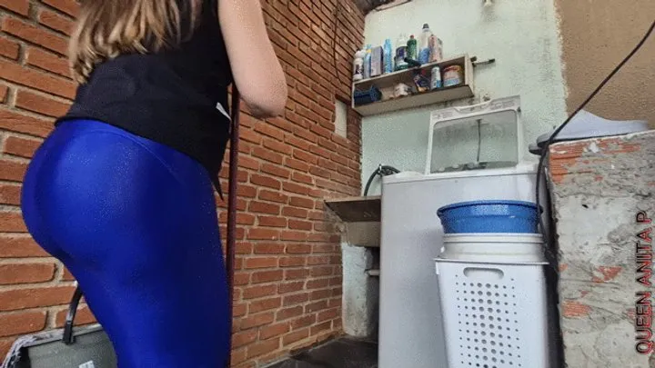 Queen Anita P - CLEANING WITH MY SMELL!