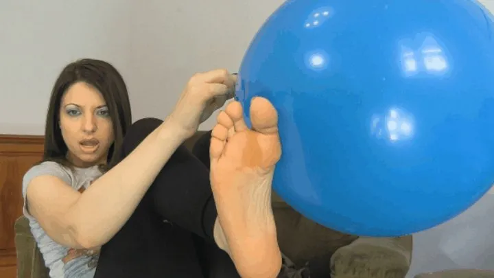 Gisy Admirable Fetish Fantasies - I play and pop this blue spit baloons ! ( FOOT FETISH )