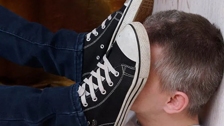 Furious Girls - Dude is happy to feel powerful girl`s Converse sneakers on his face, g309x (slide show) 2160p