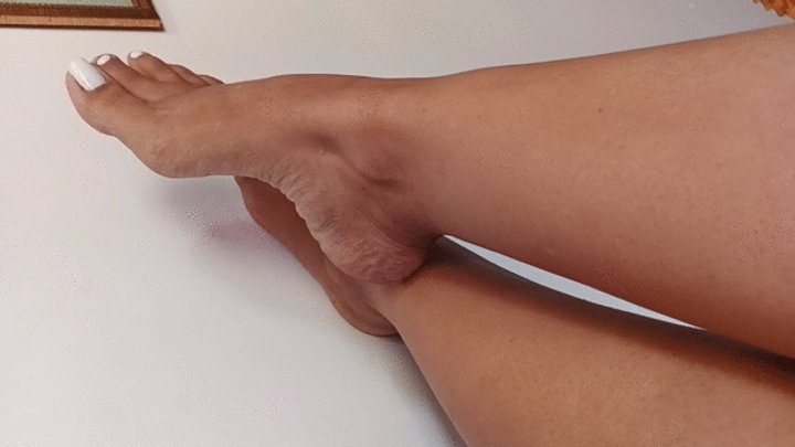 Goddess Foot Fetish - Feet with large, pronounced arches and nice nail polish (3)