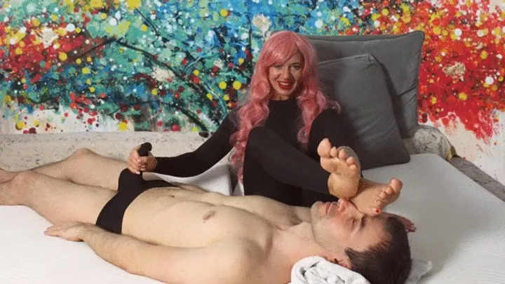 Polish Mistress Clips - Sophia Trzyma Kutasa W D?oni I R?kawiczce A Stopy na twarzy - Full - Polish Language
