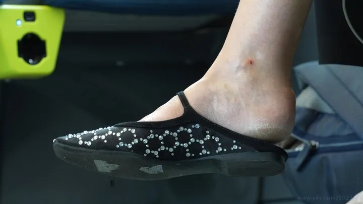 Footworshiplovers - Foot fetish admiration, wrinkled feet with dirty slippers