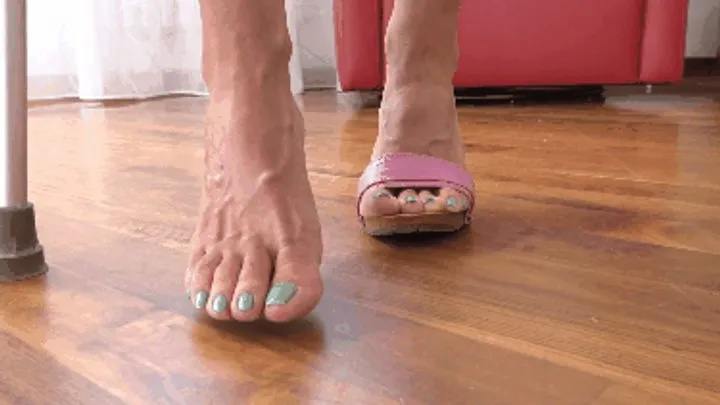Fetish 4 Mobile - La sexy camminata di Eleonore con le stampelle - Eleonore's sexy walk with crutches ( 2 PART - MP4 MOBILE VERSION)