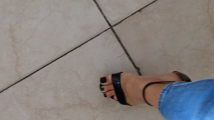 Foot Fetish Paradise - Katherine sexy highly arched feet on high Heels in the office