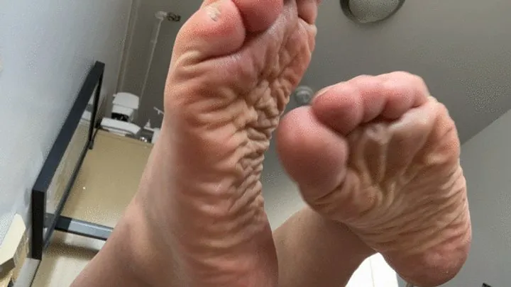 Kinky Kacy - See the soles of my sexy big feet!