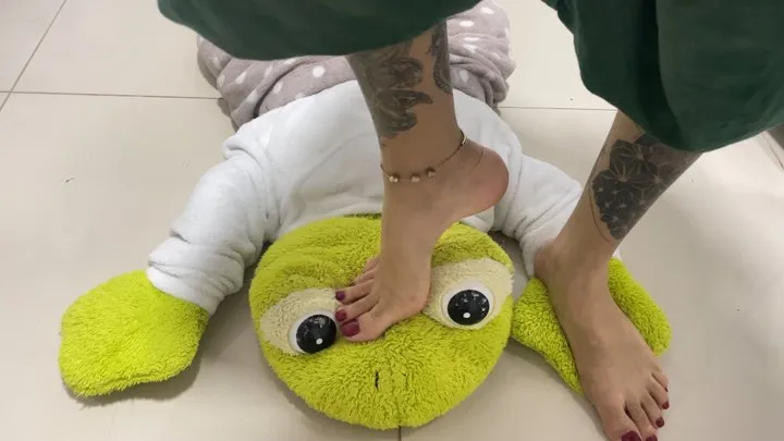 Blonde Queenfeet - Stepping on you! my worshipper