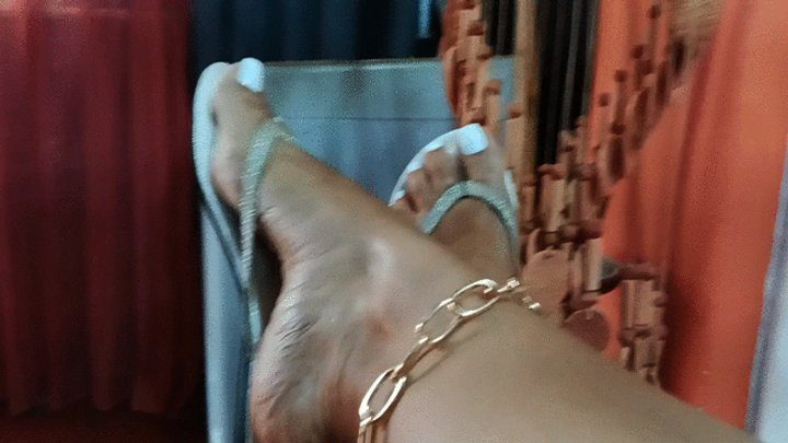 Goddess Foot Fetish - Roxan dazzles with pronounced bows and beautiful flip-flops (3)