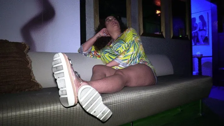 Tanfeets - I made his dick explode in the club with my big meaty slender soles and blue toes HUGE LOAD