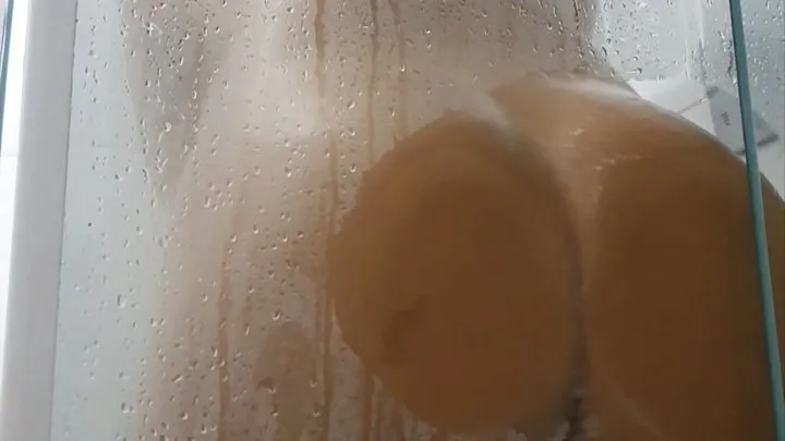 Lola Mello - Smelly farts in the bath