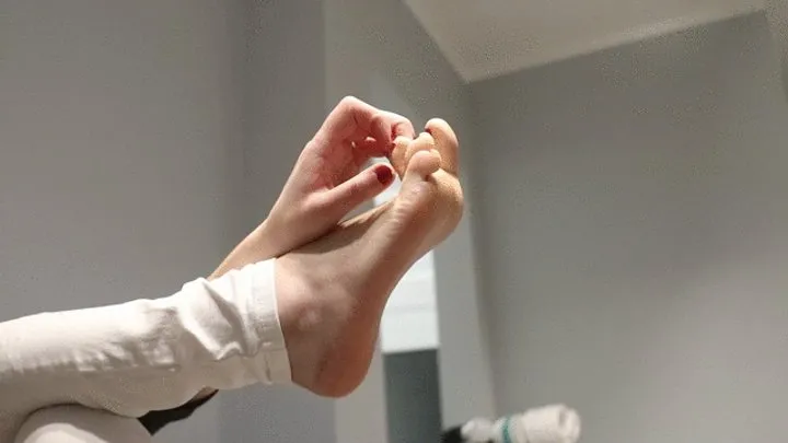 Carmenvarta - Feet Playing during watching Tv