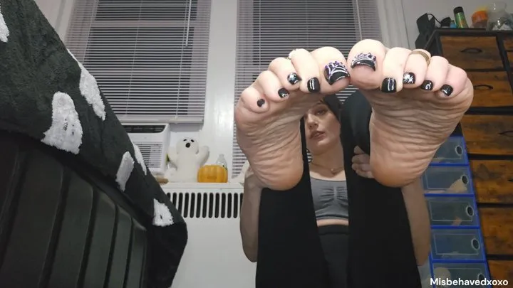 Misbehavedxoxo - Sister caught you sniffing her socks and now your have to be her foot slave or else she will tell!