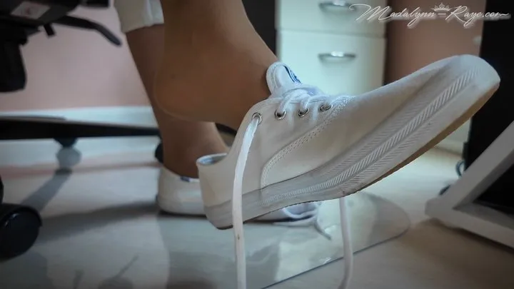 Madalynn Raye's Fetish Studio - Come Under My Desk: White Canvas Keds and Tan Pantyhose HD