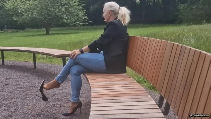 Helenas Feet High Heels Tights Legs - My high heel shoe gets kicked into the water HD wmv 1920x1080