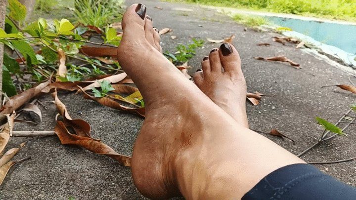 Goddess Foot Fetish - What nice pronounced arches and soles of the feet of the goddess Roxan (3)