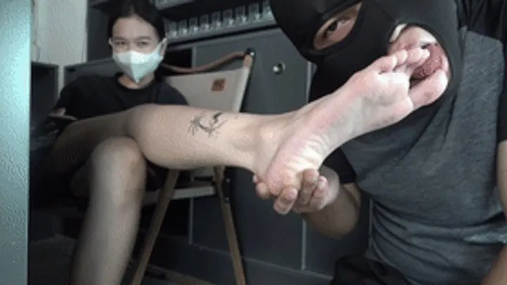 Asian Feet Goddess Worship - Goddess Jia Jia's beautiful feet are so tempting, lick her feet and suck her toes!